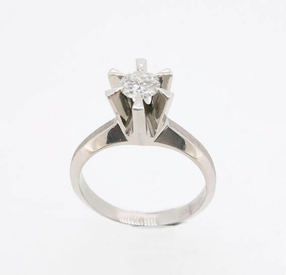 ダイヤモンドの婚約指輪を豪華なデザインにリフォーム