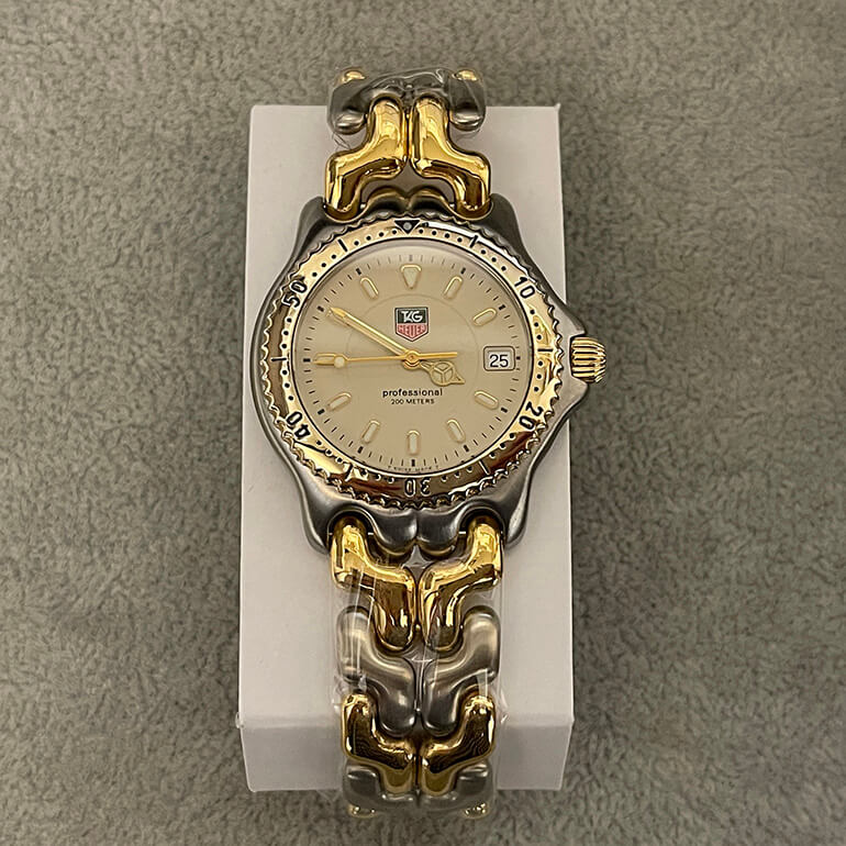 タグ・ホイヤーの再メッキ修理出来上がり表面-1