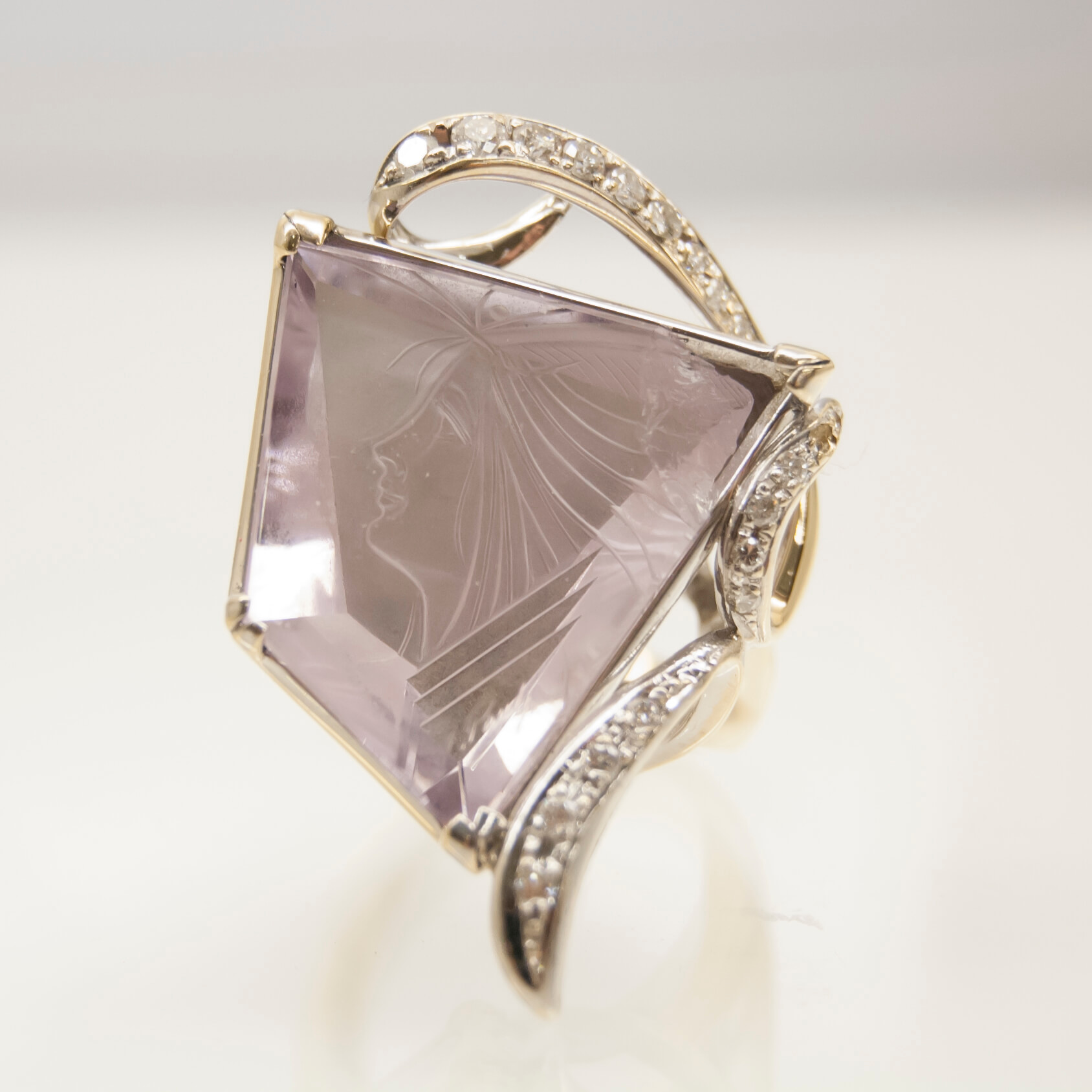 欠けたアメシストの指輪