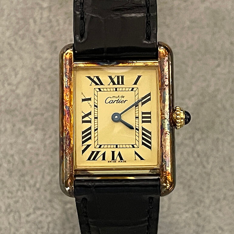 カルティエタンクの変色取り修理、お預かり時の表面