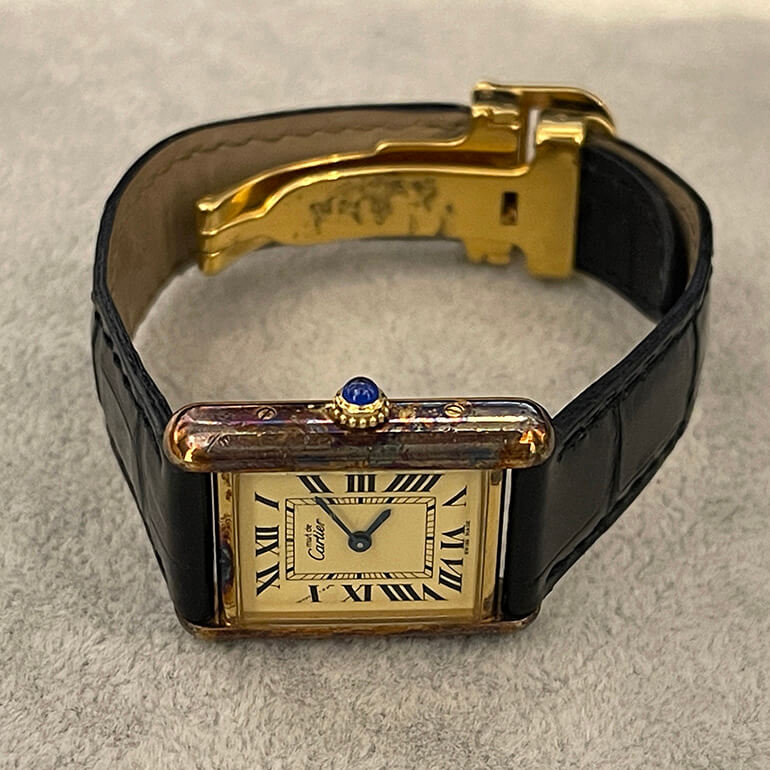 カルティエタンクの変色取り修理、お預かり時の側面