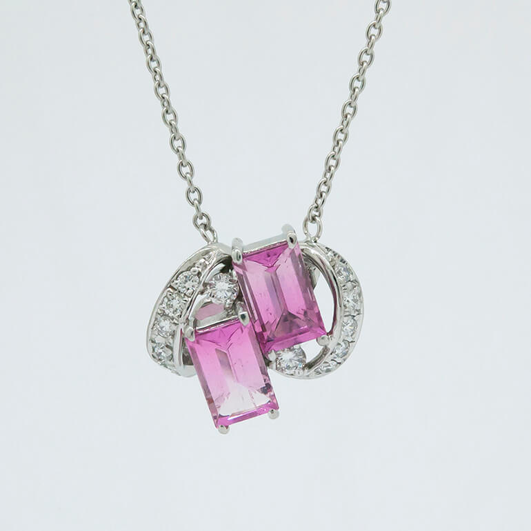 出来上がったピンクトルマリンのペンダントネックレス（正面）