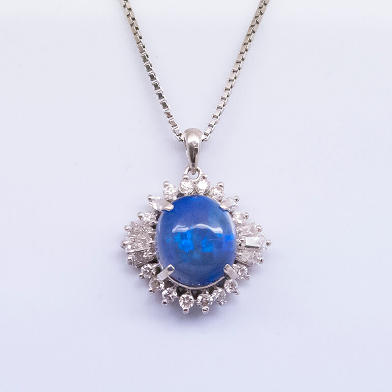 ペンダントネックレスにリフォームしたブラックオパール