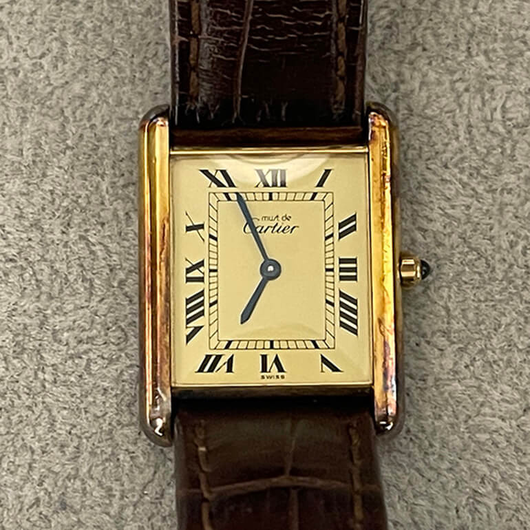 カルティエマストタンクの変色取り前の表面