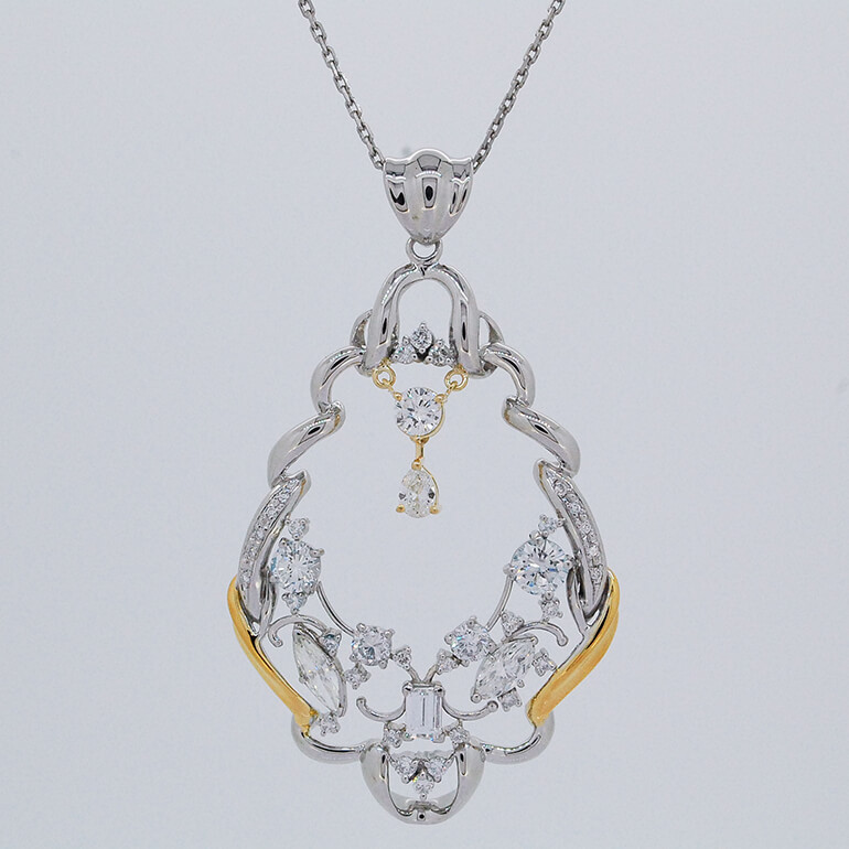 完成した豪華なダイヤペンダントネックレス