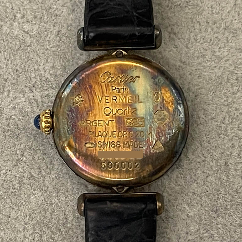 修理前のカルティエマストコリゼの裏面