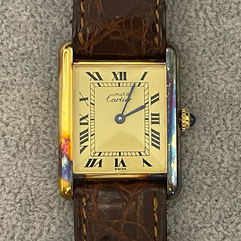 カルティエマストタンクの変色取り修理前の表面