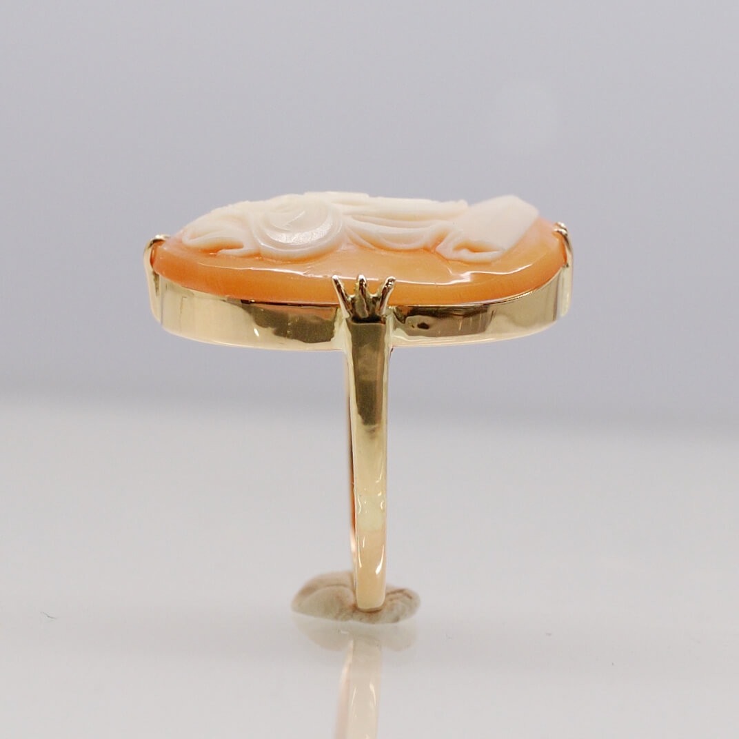 背を低くしたカメオのリング