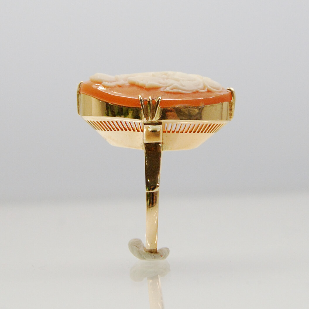 背の高いカメオのリング