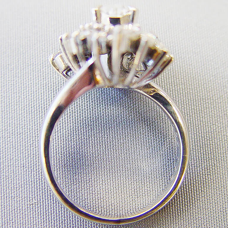 背が高いダイヤモンドリングの側面