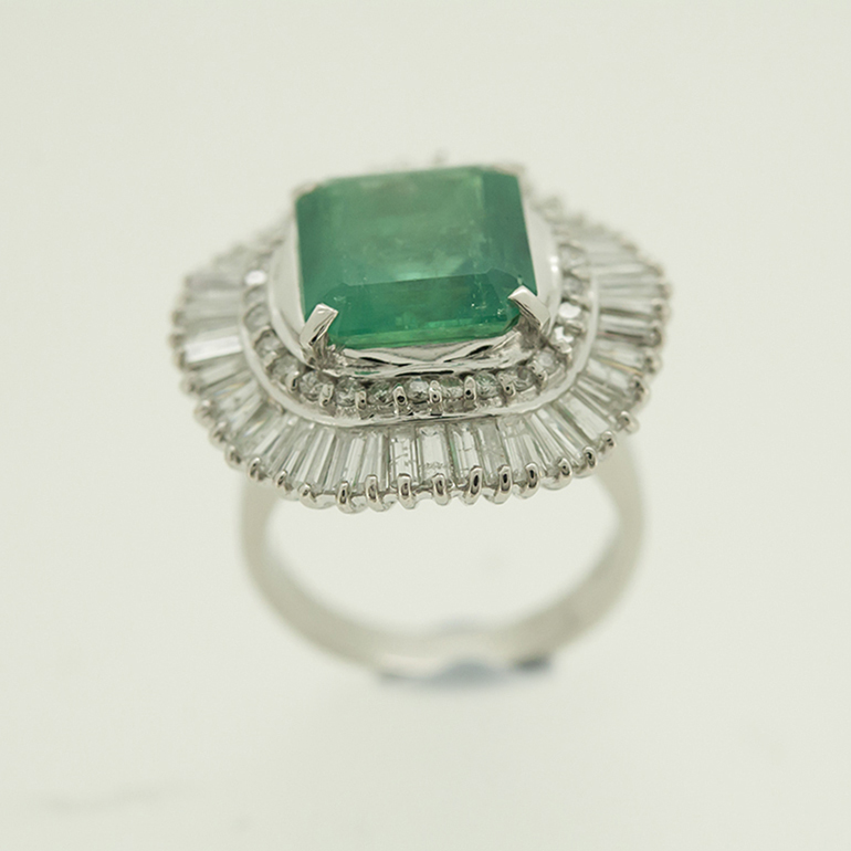 リフォーム前のエメラルドのリング