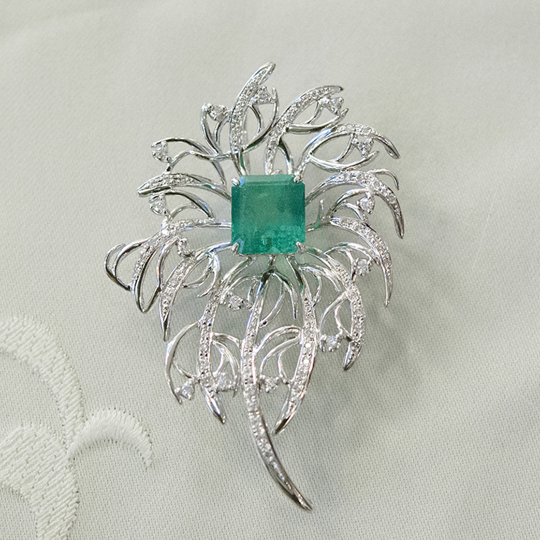 リフォーム後のエメラルドのブローチ