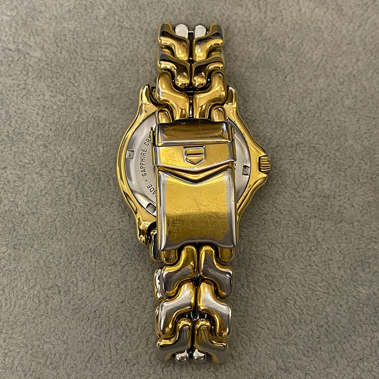 再メッキ前のタグ・ホイヤーの裏面