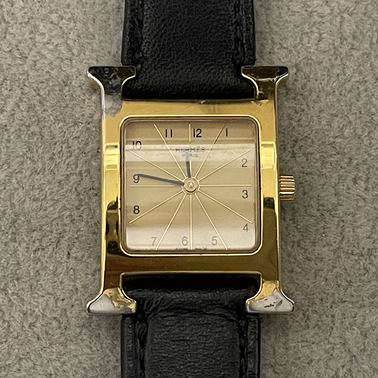 再メッキ修理前のエルメスHウォッチの表面