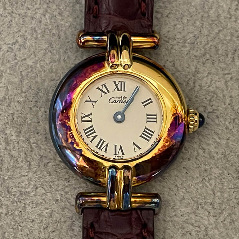 変色取り前のカルティエマストコリゼの表面