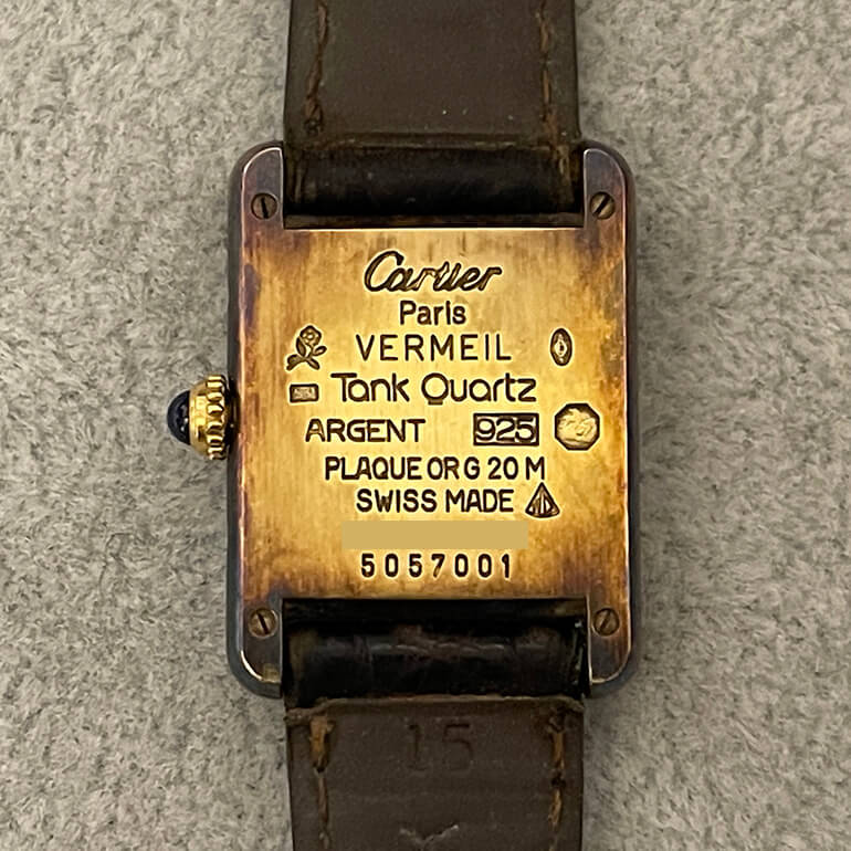 カルティエタンク変色取り修理前の裏面の写真