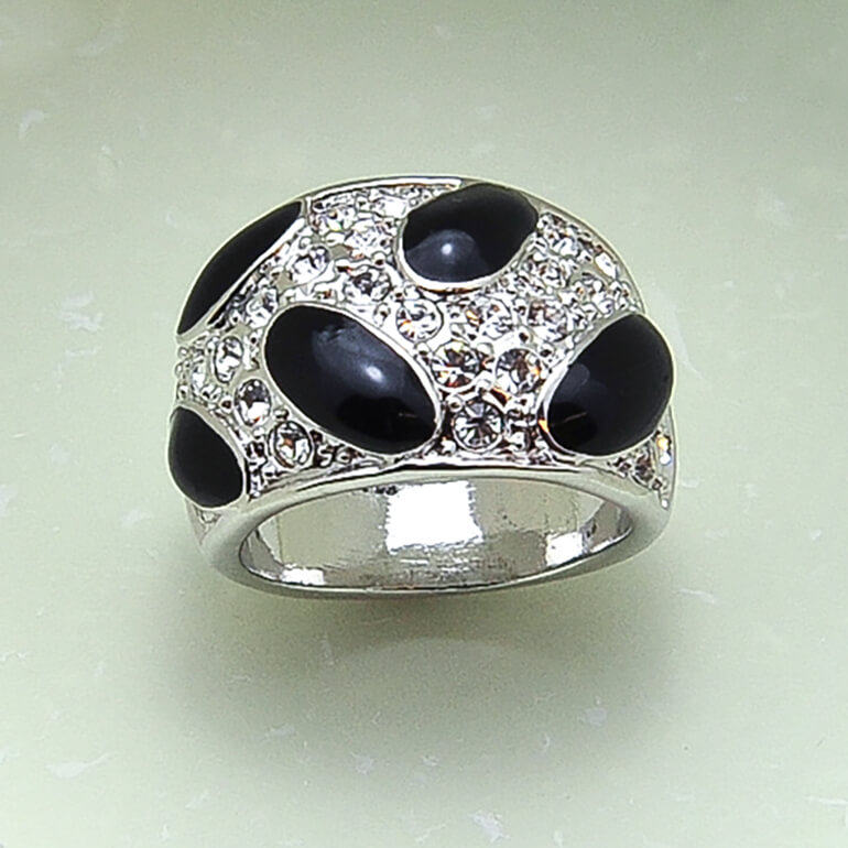 メッキで出来上がったアクセサリーの指輪-1