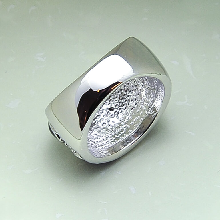 メッキで出来上がったアクセサリーの指輪-2