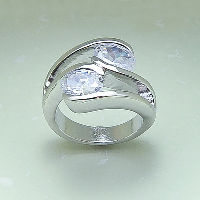 メッキで出来上がったアクセサリーの指輪-3