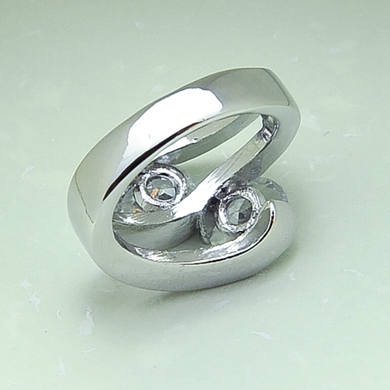 メッキで出来上がったアクセサリーの指輪-4