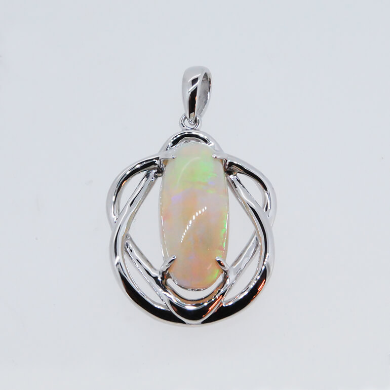 リフォーム後のオパールのペンダント