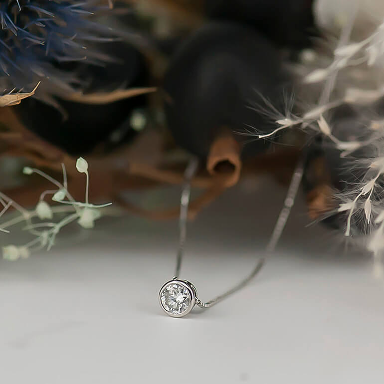 リフォーム後のダイヤのペンダントネックレス背景あり