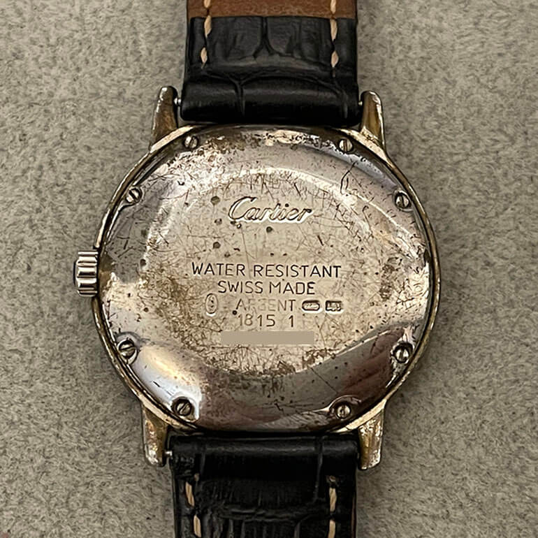 カルティエロンド修理前の裏面の写真