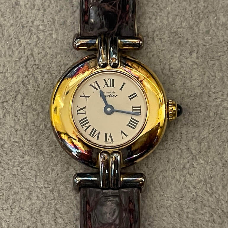 変色取り修理前のカルティエマストコリゼの表面