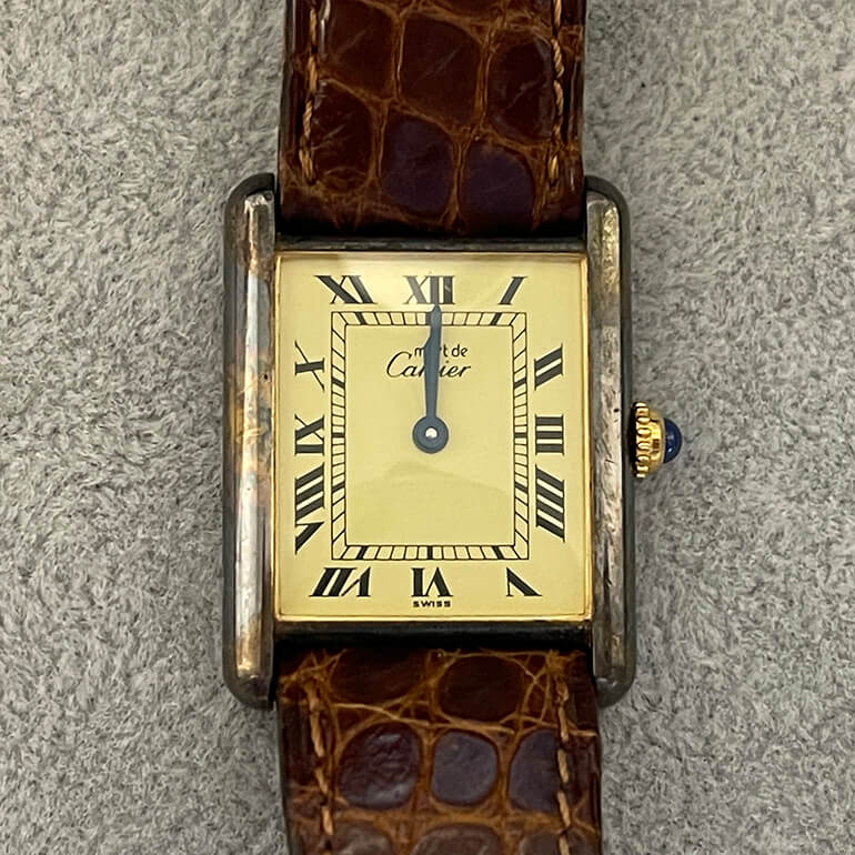 真っ黒になったカルティエマストタンク-表面