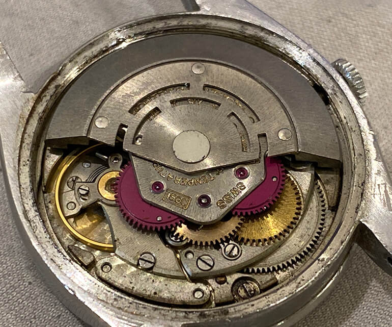 汚れた内部の機械