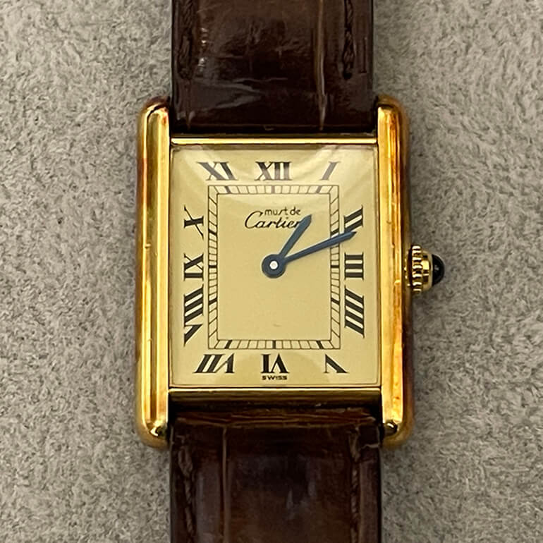 カルティエタンクの変色取り修理前の表面の写真