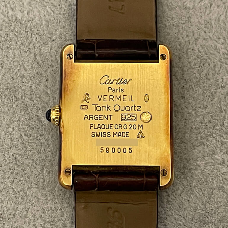 カルティエタンクの変色取り修理前の裏面の写真