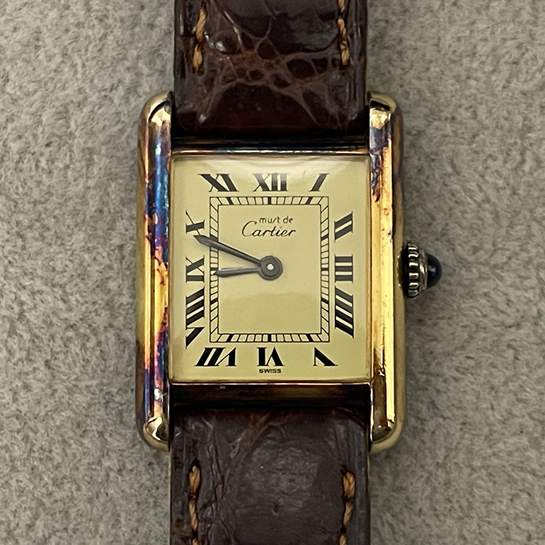 カルティエタンク変色取り修理前の表面の写真