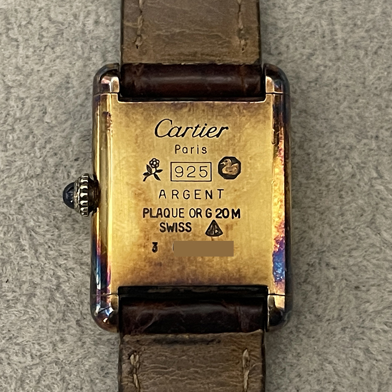 カルティエタンク変色取り修理前の裏面の写真