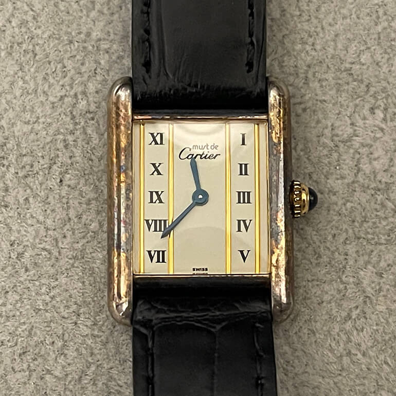 カルティエタンク、再メッキ修理前の表面の写真