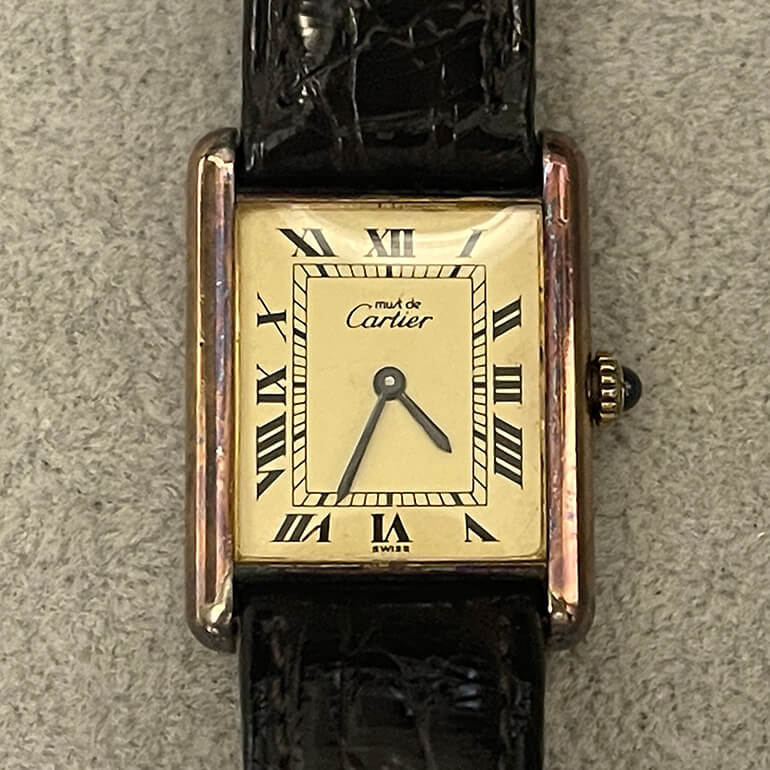 カルティエタンク、変色取り修理前の表面の写真