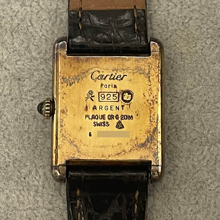 カルティエタンク、変色取り修理前の裏面の写真