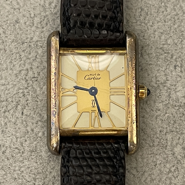 カルティエタンク再メッキ修理前の表面の写真