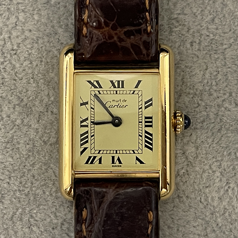 カルティエタンク変色取り修理後の表面の写真