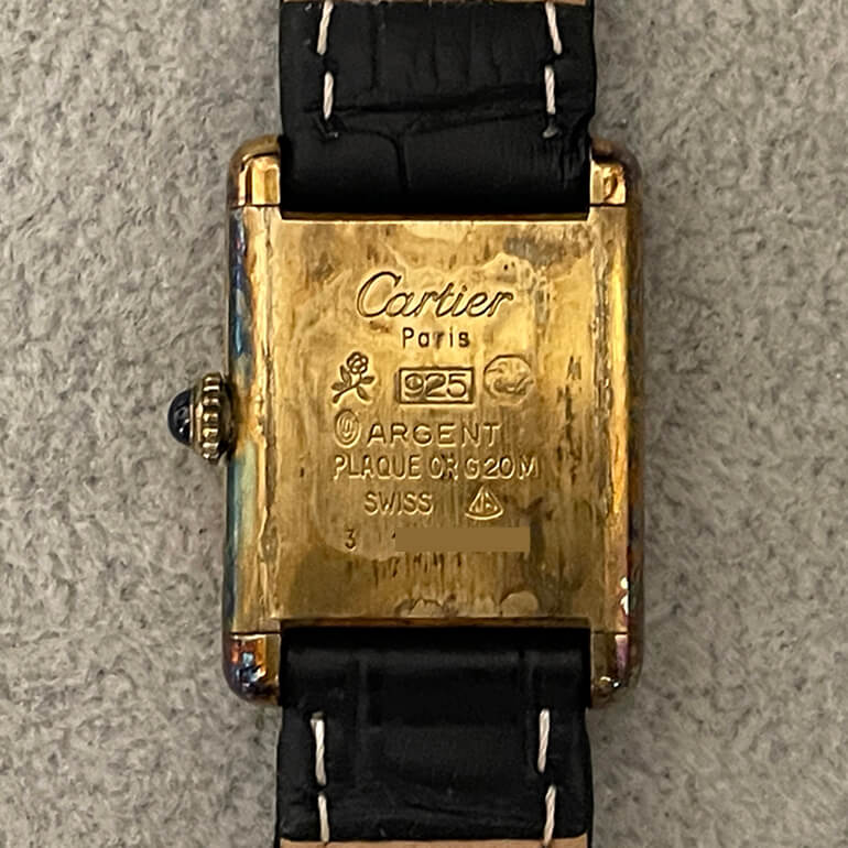 カルティエタンク変色取り修理前の裏面の写真