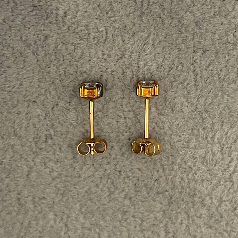 変色取り前のダイヤピアス-1