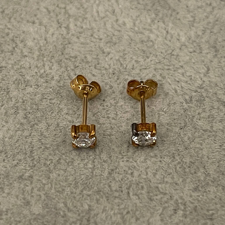 「18金なのに茶色く変色した…」数年放置したピアスの変色取り修理
