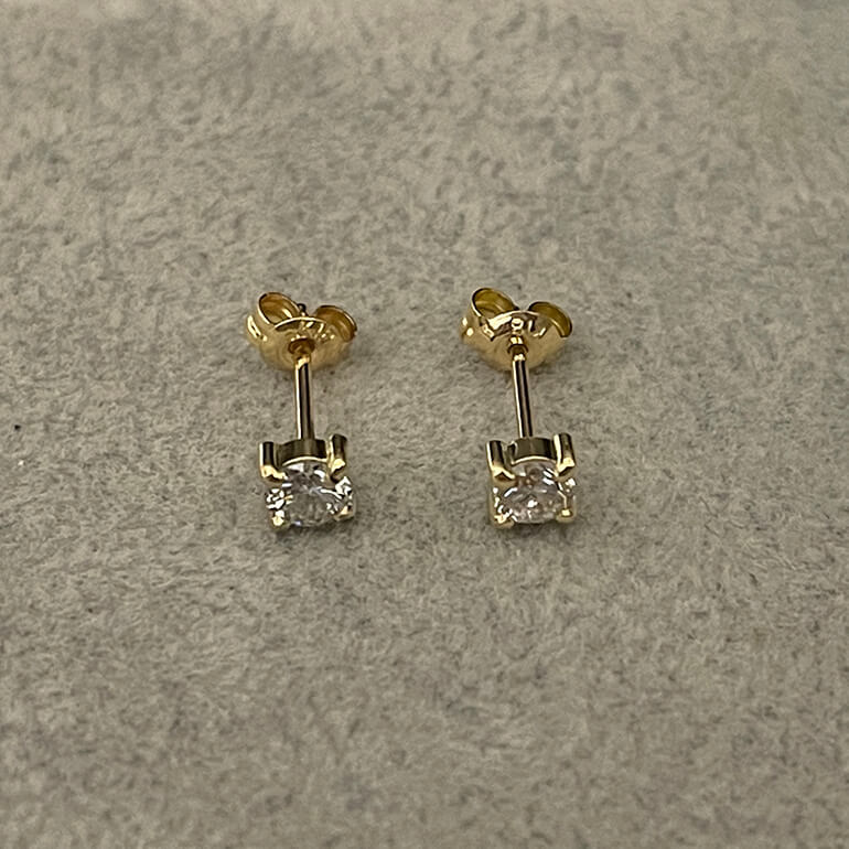 変色取り後のダイヤピアス