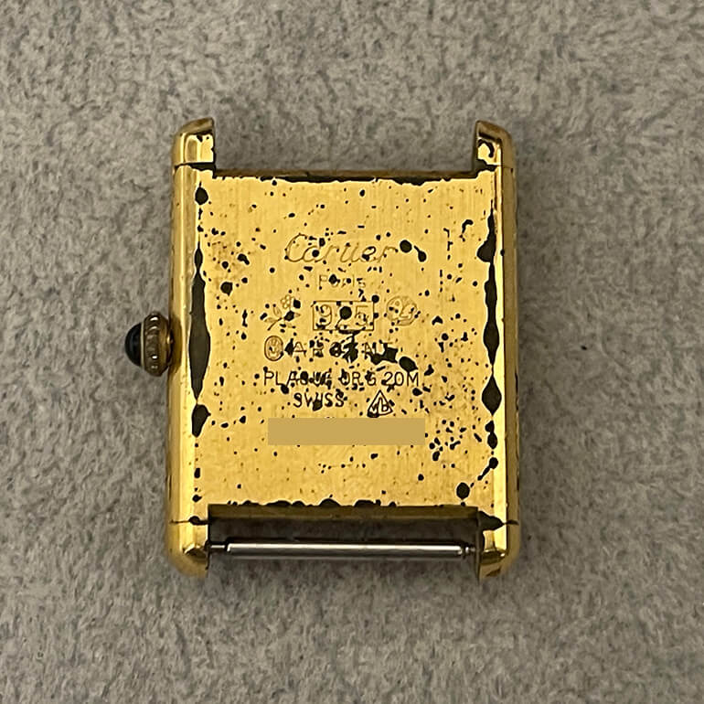 カルティエタンクの再メッキ修理前の裏面の写真