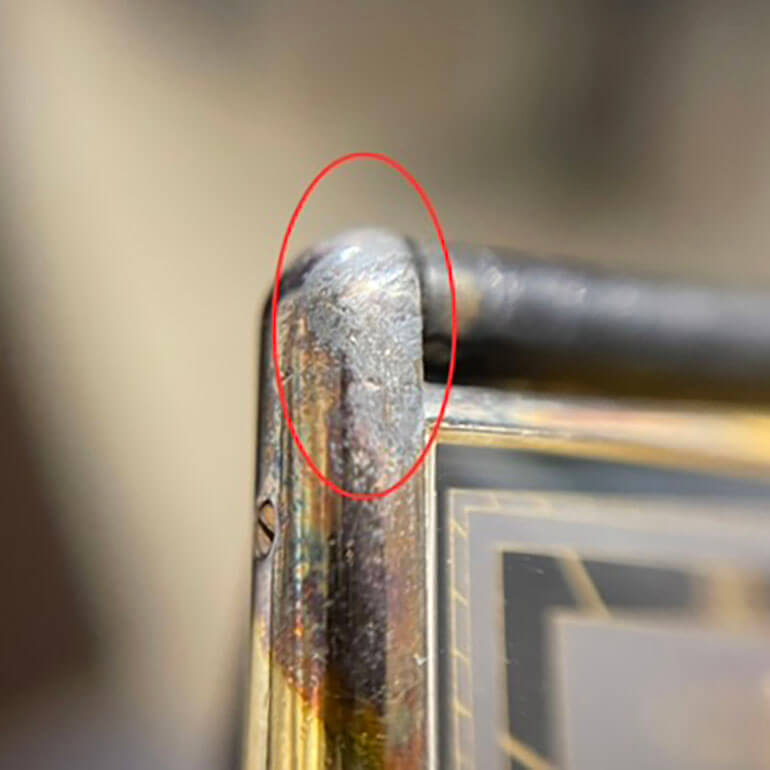 少し変色を取るとヴェルメイユの剥がれがあります