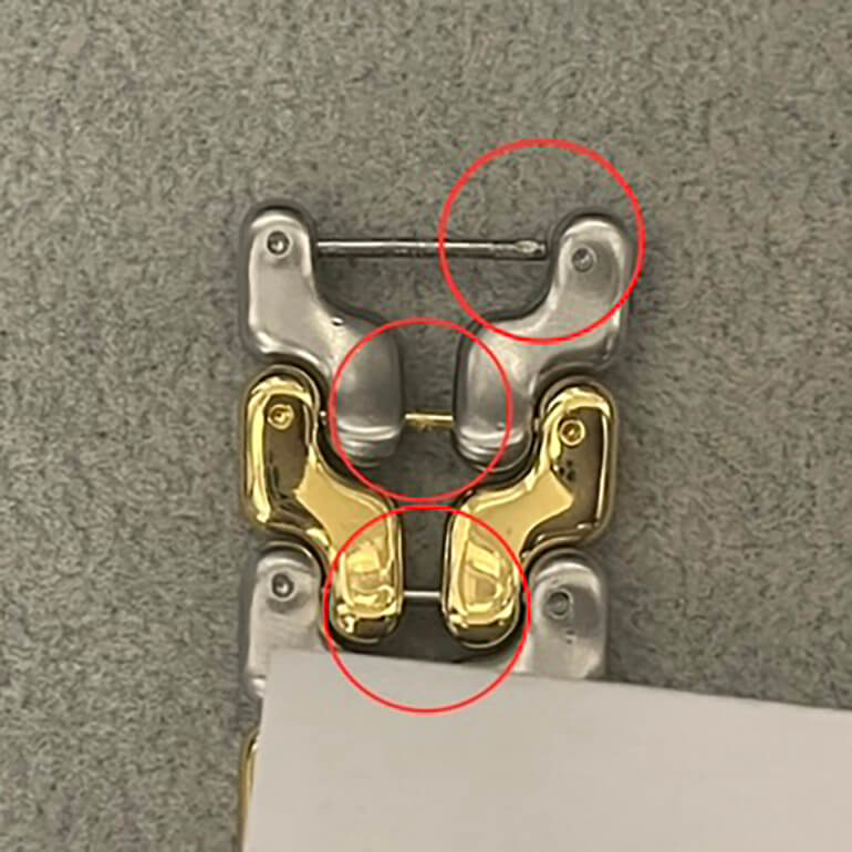 バンドの緩んだコマの写真