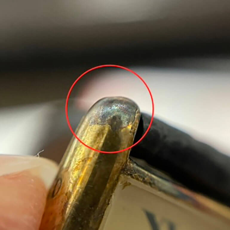 カルティエタンクのメッキ剥がれ部の写真